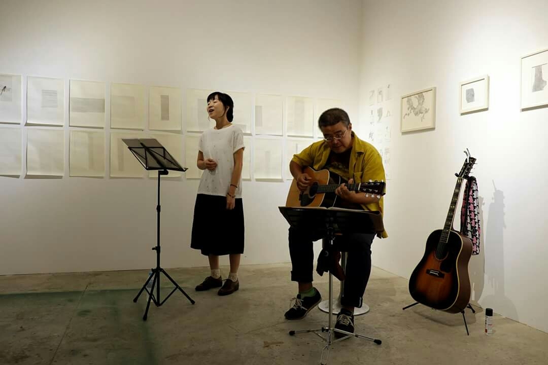個展でミニライブ_e0239118_10351872.jpg