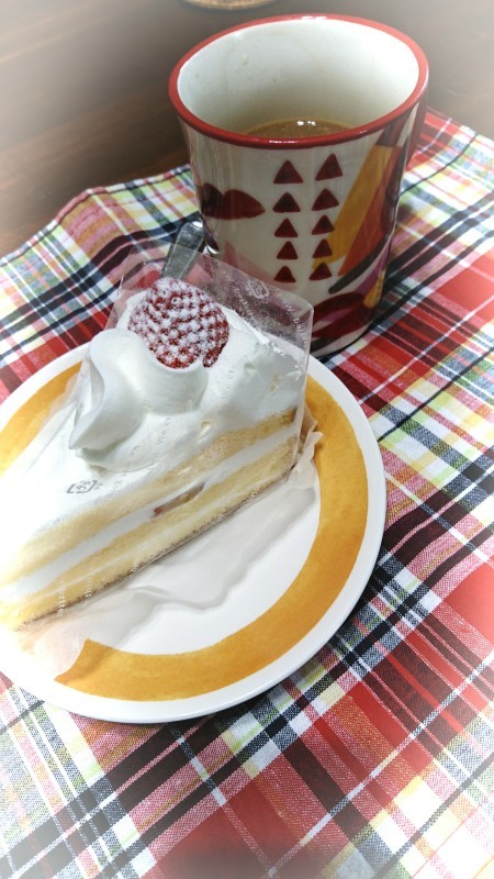 朝からイチゴショートケーキ￣(=∵=)￣_f0371490_00180758.jpg