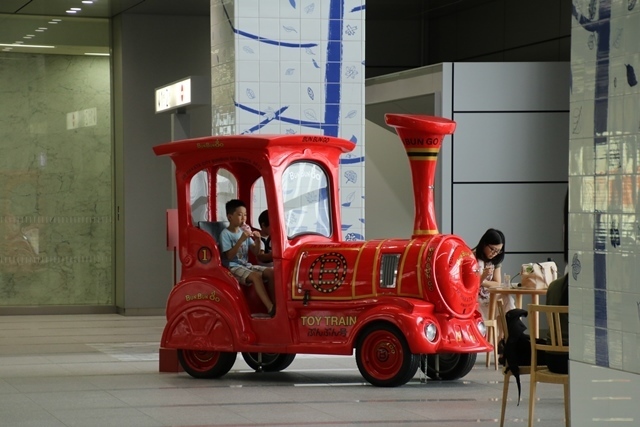 藤田八束の鉄道写真＠貨物列車は元気いっぱい、リゾート列車は楽しさいっぱい、路面電車は子供達でとっても賑やか_d0181492_17101249.jpg