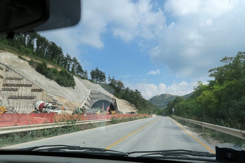 トンネル・高速開通、ウンブリア・マルケが近く_f0234936_18351392.jpg