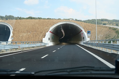 トンネル・高速開通、ウンブリア・マルケが近く_f0234936_18362921.jpg