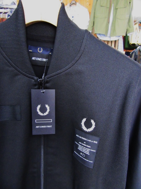 FRED PERRY (LAUREL LINE) ･･･ ART COMES FIRST CONTRAST SLEEVE TRACK JACKET！★！_d0152280_10454554.jpg