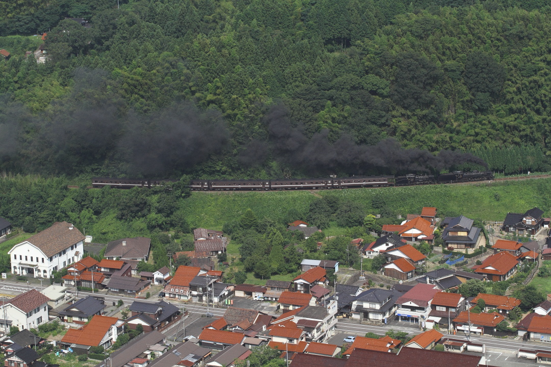 石州瓦の上を重連が過ぎる - 2016年・山口重連 - _b0190710_22533643.jpg