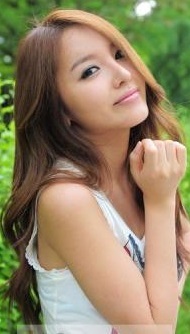 人気美人歌手 ホン・ジニョン 鼻整形し過ぎ?顔の変遷史 一緒に住んでるお姉さん登場! 頬骨削り _f0158064_03203609.jpg