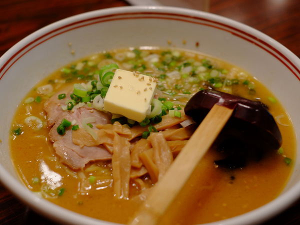 「有楽町・日比谷 古典札幌柳麺 芳蘭（ほうらん）の味噌バターラーメン」_a0000029_1715276.jpg