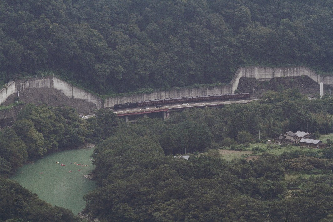 緑と碧の風景を汽車と道路が通り過ぎる - 2016年晩夏・秩父 -_b0190710_20555524.jpg