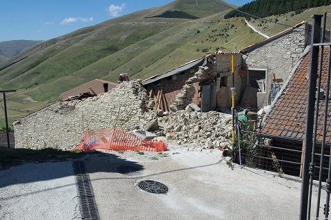 イタリア中部地震から３週間、現況とこれから_f0234936_7473618.jpg