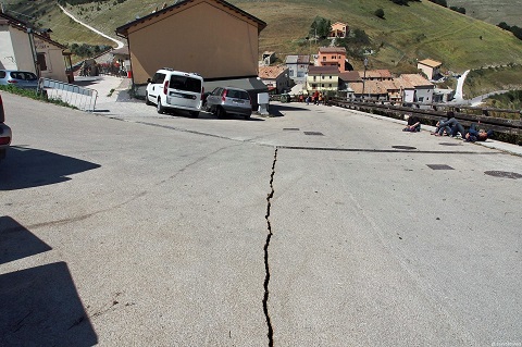イタリア中部地震から３週間、現況とこれから_f0234936_7475936.jpg