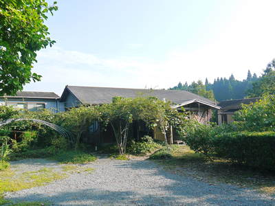 株式会社旬援隊の敷地内の様子 彼岸花が咲き誇り気分はもう秋!自然栽培の利平栗まもなく出荷です!!_a0254656_17432733.jpg