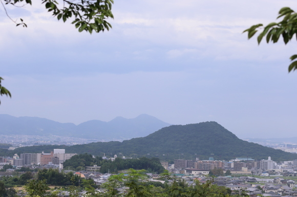 甘樫の丘展望台から見た畝傍山、耳成山_c0272958_20324255.jpg