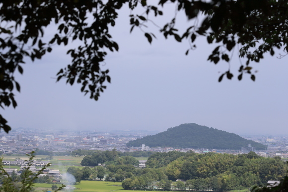 甘樫の丘展望台から見た畝傍山、耳成山_c0272958_20331034.jpg