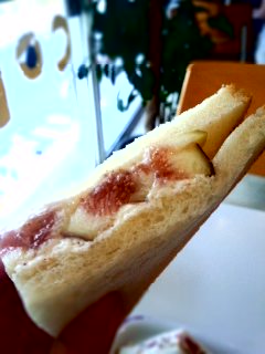 四谷三丁目 フルーツパーラーフクナガの無花果のサンドイッチ_f0112873_2313825.jpg