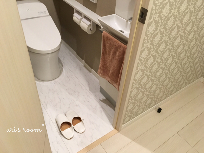 トイレのスリッパ、また失敗した気がします…涙。それから娘の字の練習。_a0341288_22373575.jpg