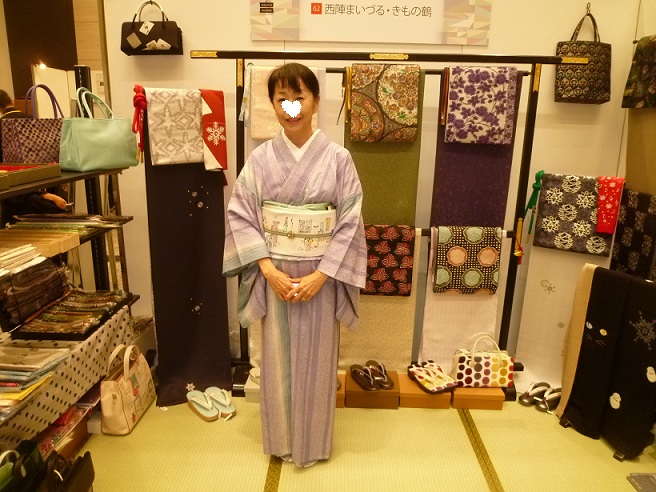 サローネ第一日目・売り場の様子・たくさんのお客様。_f0181251_741191.jpg
