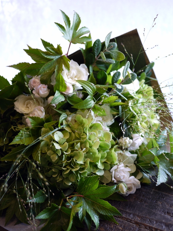 お誕生日の女性へ。バラの「アンネマリー」やハイドランジア等、白～グリーンの花束。北25東13にお届け。_b0171193_20182298.jpg