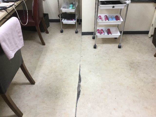 店舗フロアータイル施工_f0031037_19220696.jpg