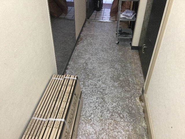 店舗フロアータイル施工_f0031037_19241207.jpg