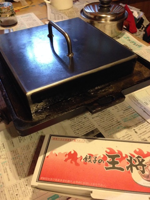 やはり鉄板で焼くと美味い王将餃子。_a0334793_23523011.jpg
