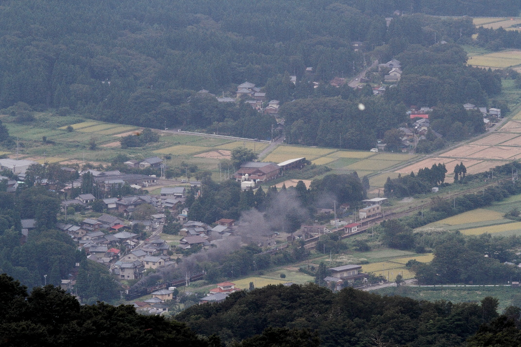 尾根越しに馬下駅を見下ろす - 2016年秋・磐西 - _b0190710_20524277.jpg