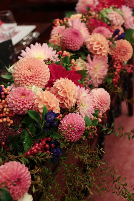 秋の装花 目黒雅叙園鷲の間さまへ ダリアとリンドウとraw画像 一会 ウエディングの花