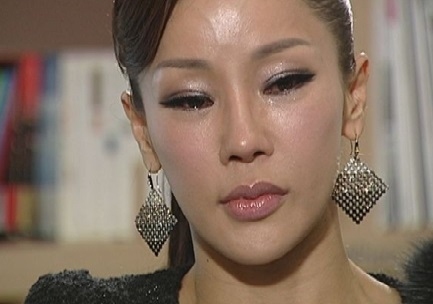 美魔女の歌手ミナ。17歳年下の彼氏、 2002年に美貌が注目、鼻の整形繰り返すもリスクが。。妹も整形被害者に_f0158064_05215055.jpg