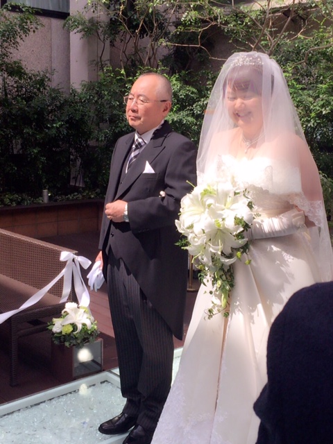 新郎新婦様からのメール　ユリのキャスケードブーケ　KKRホテル東京の花嫁さまより_a0042928_12505011.jpg