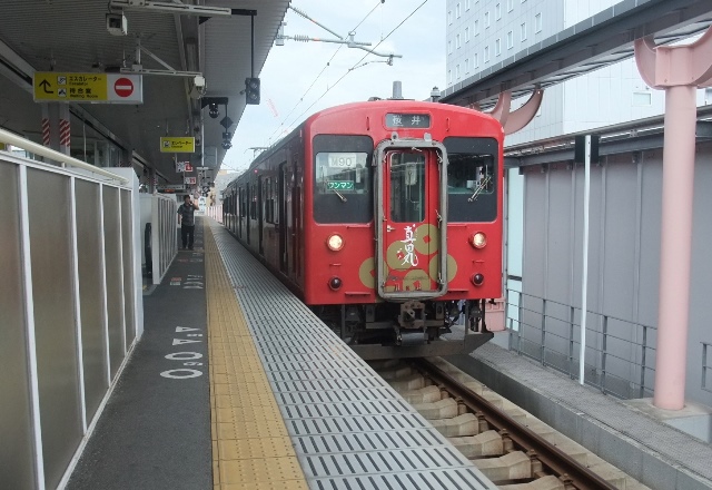 奈良駅にて。桜井線ホームの「真田丸」車両。_d0227340_1842424.jpg