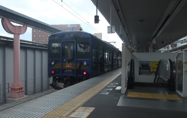 奈良駅にて。桜井線ホームの「真田丸」車両。_d0227340_1843940.jpg