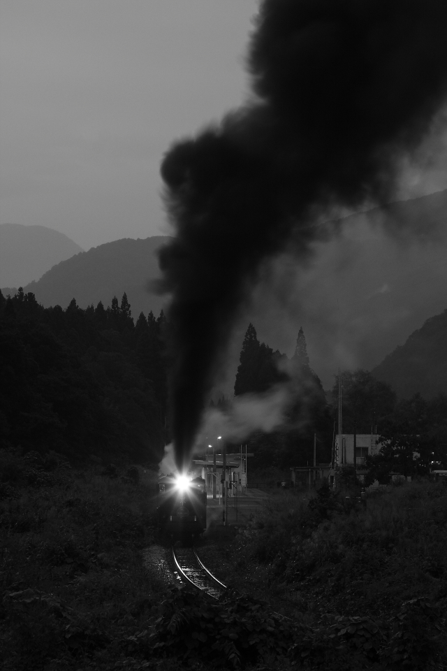 夕暮れ空に墨汁を流したような黒煙 - 2016年秋・磐西 - _b0190710_22502158.jpg