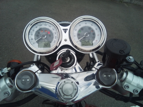 トライアンフ・スラクストンRに試乗してみました : 60代も元気に楽しむ