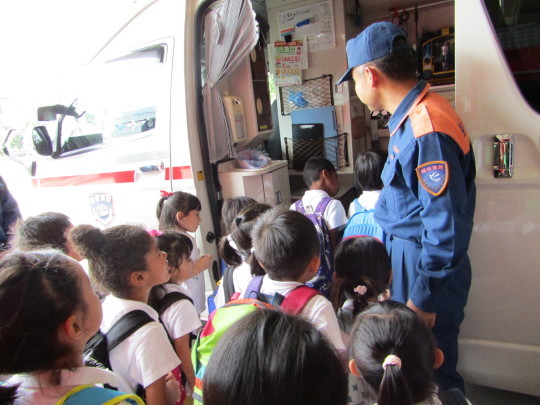 Fire Station Tour ~消防署見学~_e0351952_16503675.jpg