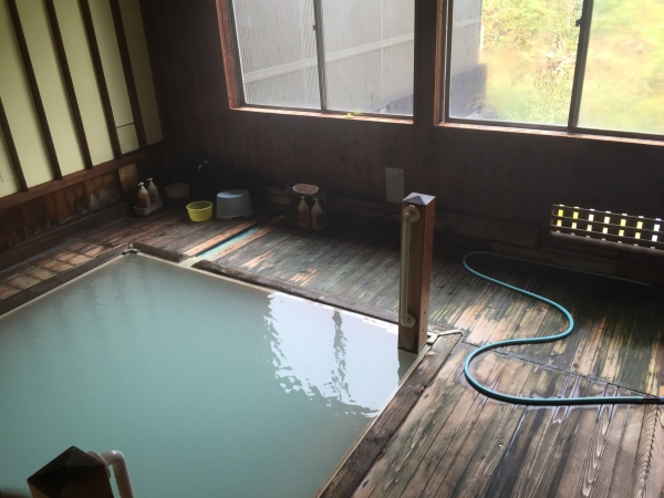 万座温泉 豊国館源泉 「苦湯(にがゆ_a0163788_2081878.jpg