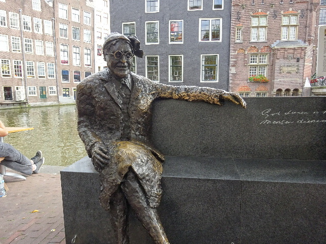 オランダ旅行：奇抜な現代建築と街角の彫刻_f0096508_20405057.jpg