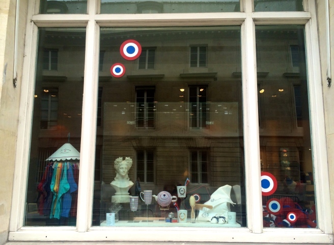 パリ土産の新名所?! フランス国民議会のグッズショップ 〜 La Boutique de l\'Assemblée Nationale_a0231632_22314455.jpg