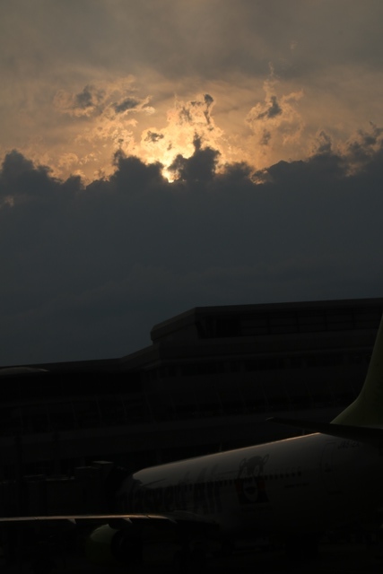 藤田八束の楽しい空の旅@SoLaseed Airの可愛いくまモンラッピングの飛行機に逢う・・・鹿児島空港にて_d0181492_22552042.jpg