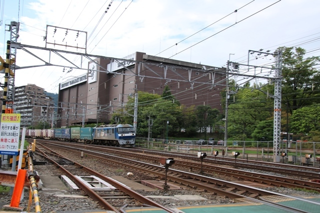 藤田八束の鉄道写真@東海道本線を快走する貨物列車「桃太郎」・・・・ここが有名なサントリー山崎工場前の踏切_d0181492_21201557.jpg