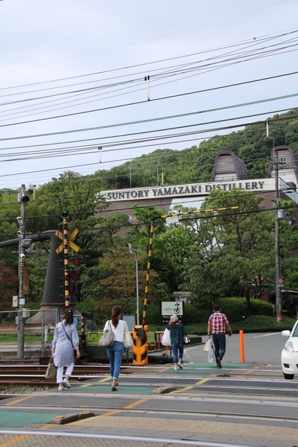 藤田八束の鉄道写真@特急「はるか」がサントリー山崎工場の前を通過・・・白いドレスの装いの貴婦人の風格_d0181492_21252448.jpg