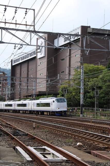 藤田八束の鉄道写真@特急「はるか」がサントリー山崎工場の前を通過・・・白いドレスの装いの貴婦人の風格_d0181492_21254515.jpg