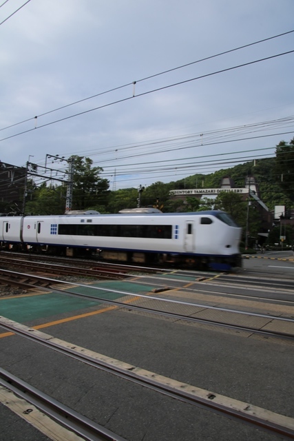 藤田八束の鉄道写真@特急「はるか」がサントリー山崎工場の前を通過・・・白いドレスの装いの貴婦人の風格_d0181492_21260318.jpg