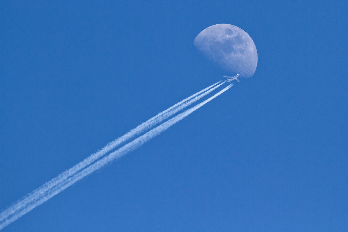 月と飛行機雲（ジェット機）_f0377241_18124832.jpg