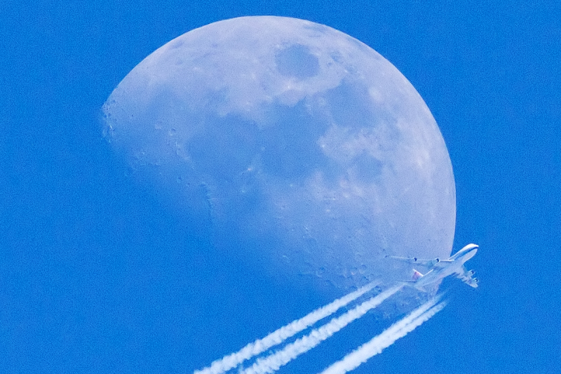 月と飛行機雲（ジェット機）_f0377241_18130430.jpg