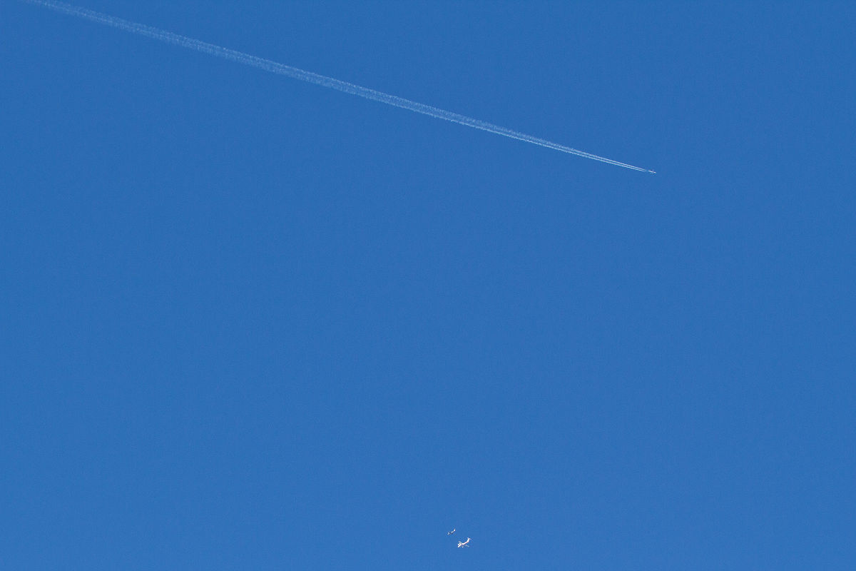 月と飛行機雲（ジェット機）_f0377241_18132401.jpg