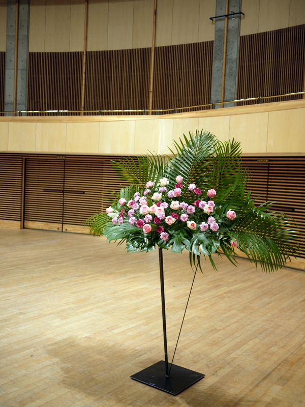 札幌芸術の森アートホールアリーナでのチェロの発表会にアイアンスタンドのスタンド花と、先生へのミニブーケ2種。_b0171193_00120317.jpg