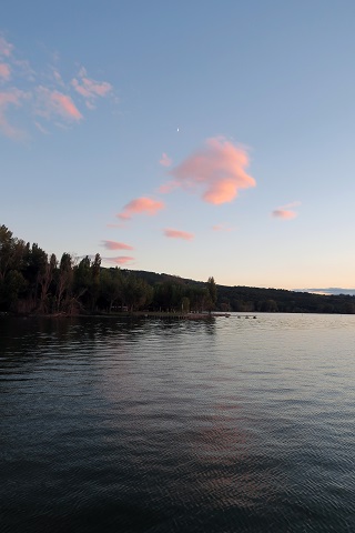 桜色の空白い月、トラジメーノ湖の夕空 - イタリア写真草子
