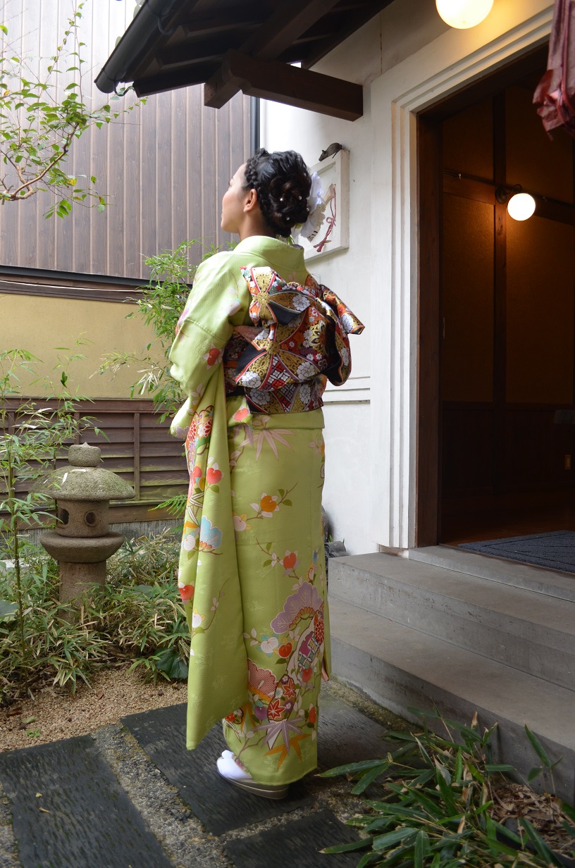 華やかな古典調の振袖で、ご親族の結婚式へ_d0230676_14275964.jpg