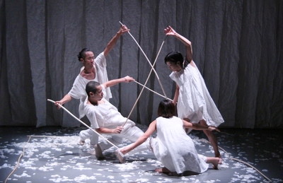 ダンスと和紙の熱きコラボレーションを展開した鈴木竜公演_d0178431_23215642.jpg