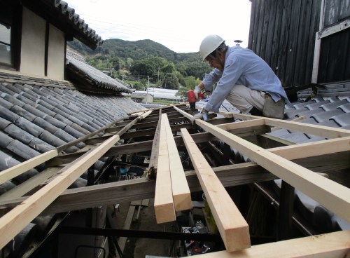 昨日の続きで　屋根の波板トタン修理_a0346704_15371378.jpg