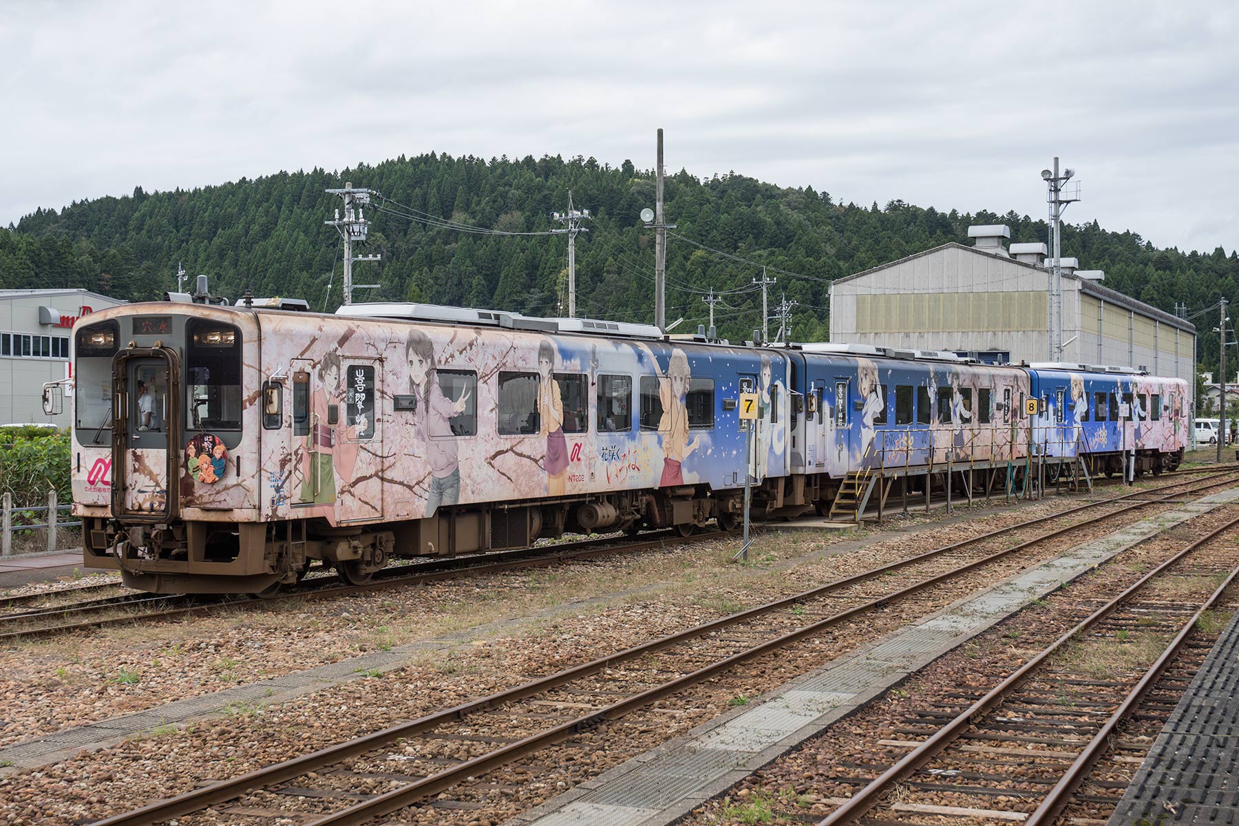 のと鉄道 NT200型 - 「花咲くいろはラッピング 3両連結」 - : SKY LOUNGE GARDEN -transporter side-