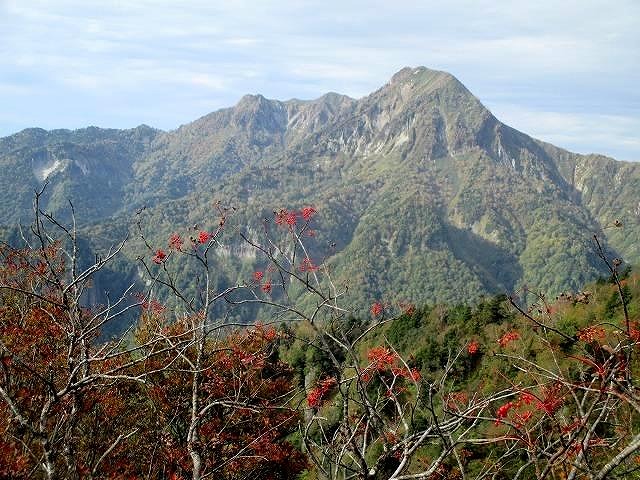 戸隠連山　八方睨から蟻の塔渡を下降　　　　Nishidake in Myōkō Togakushi renzan National Park_f0308721_21331520.jpg