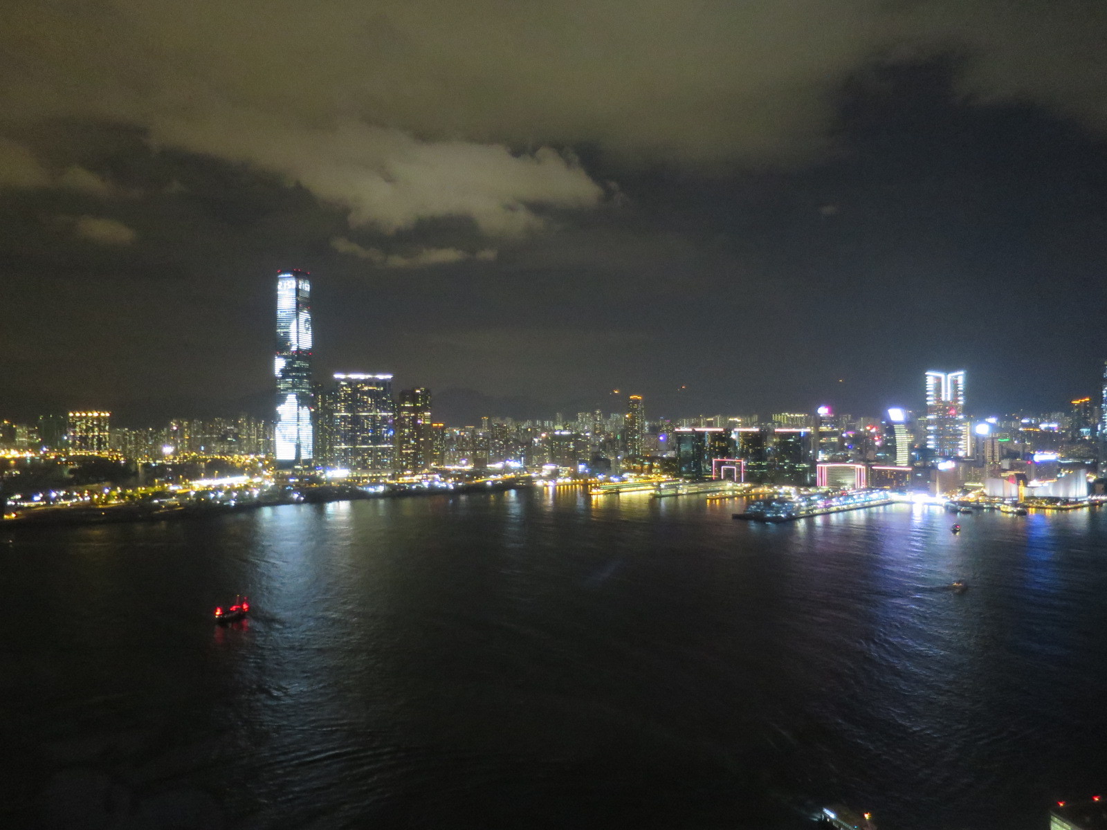 香港ナイトツアー。港の夜景を観て更にシンフォニー・オブ・ライツ。更にビクトリアピークへ。_d0019916_19082576.jpg